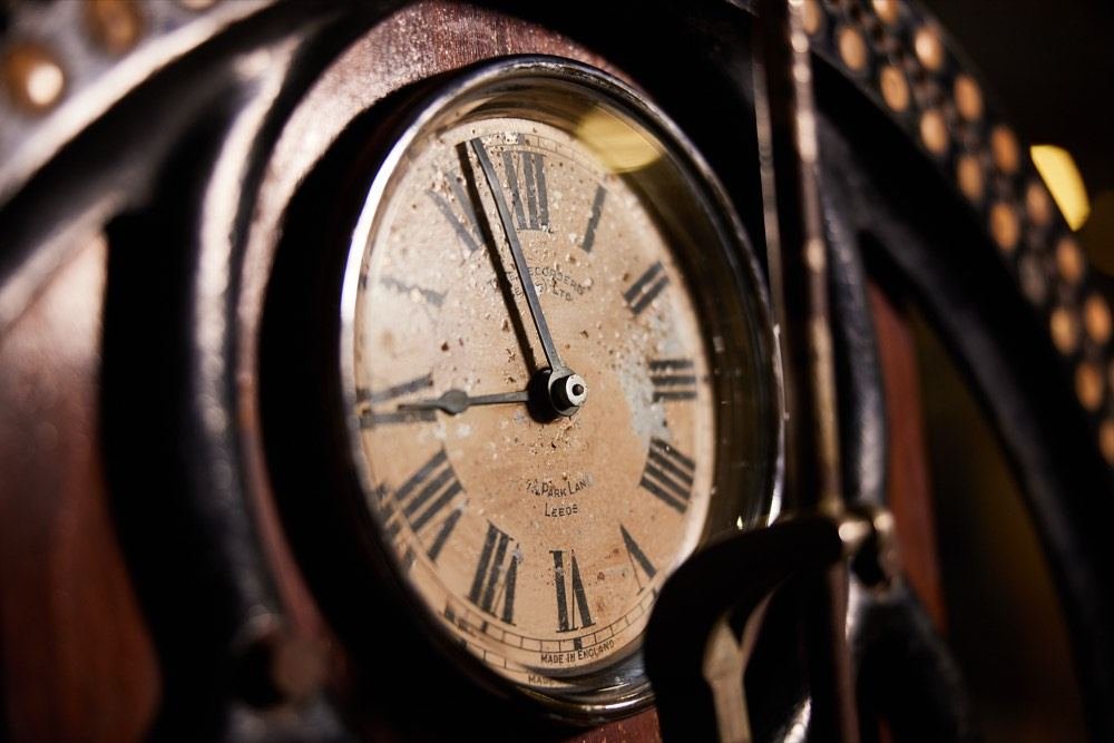 Un reloj de fichar de fábrica de principios del siglo XX. El registro de jornada no es una idea nueva: lo nuevo es que hoy es obligatorio para toda la plantilla y que sin él la empresa se queda sin prueba.